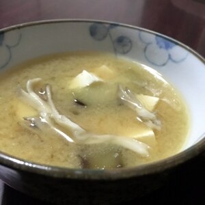 舞茸と豆腐の味噌汁